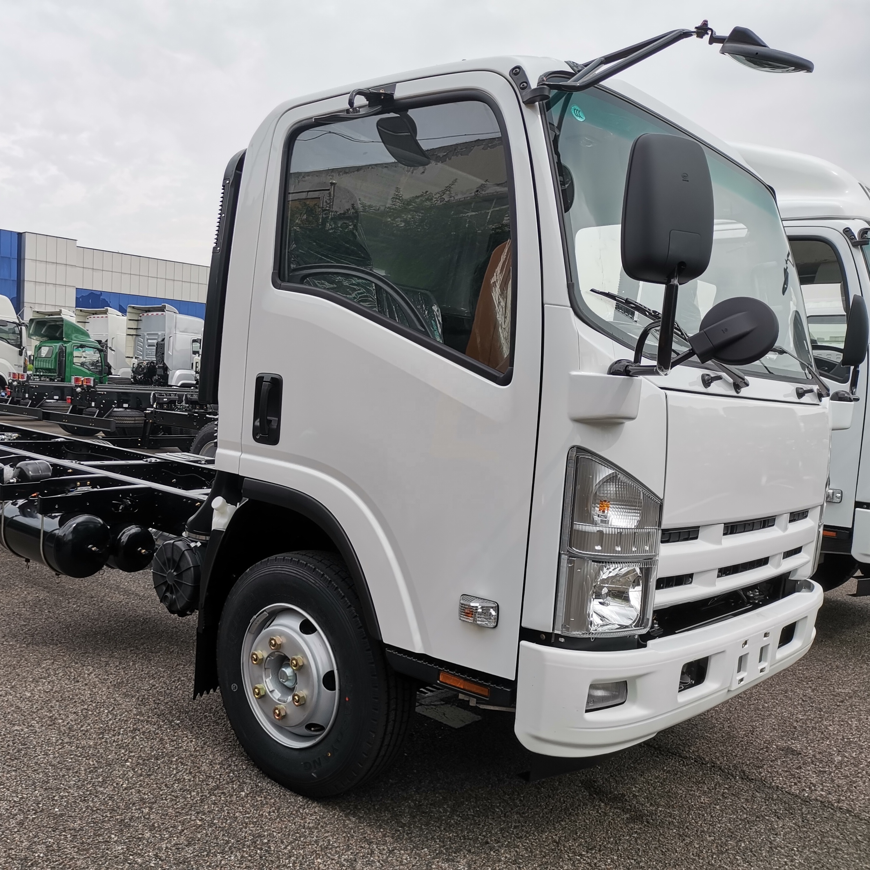 New Isuzu 6 ton NPR Isuzu cabin chassis truck