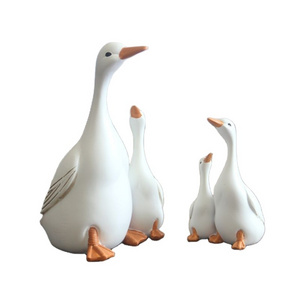 Lovely Different Sizes Animal Toy Resin Sculpture of Mother and Son Ducks for Home Decoration or Garden Decoration