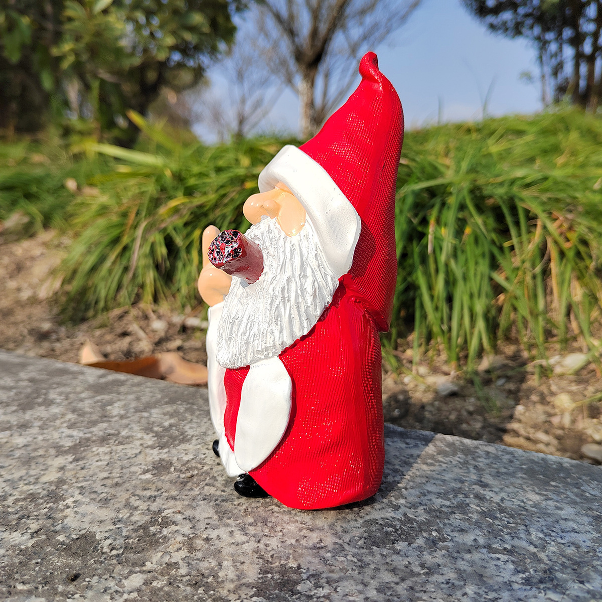 Creative Best Selling Home Garden Decoration Smoking Red Clothes White Beard Dwarf Friendly Resin Sculpture