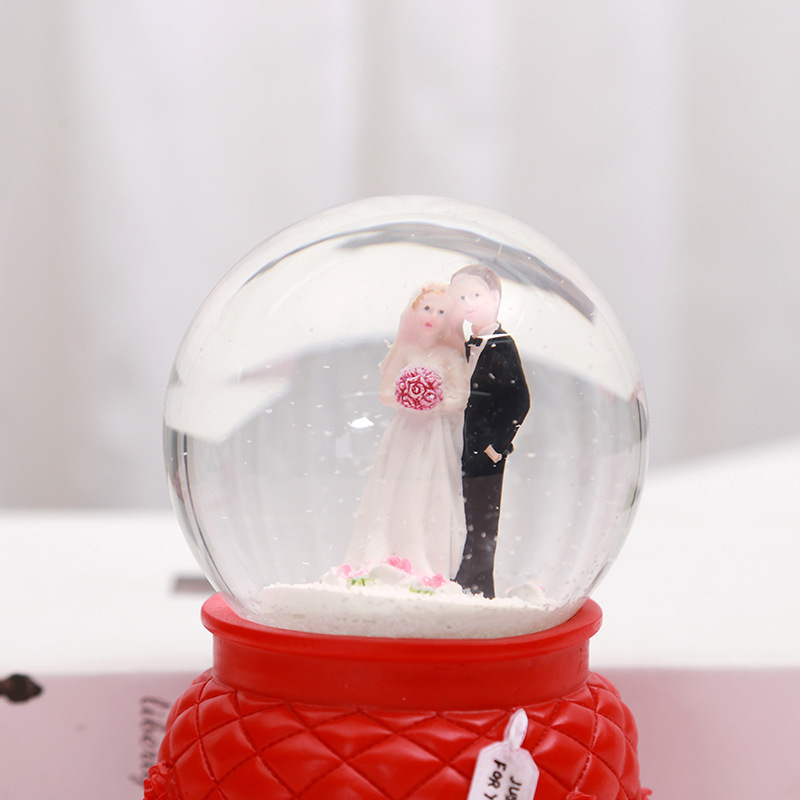 Custom Resin Couple Snow Globe Marry Souvenir Wedding Decoration Gift Glass Snow Globe Music Box With Blowing Snow