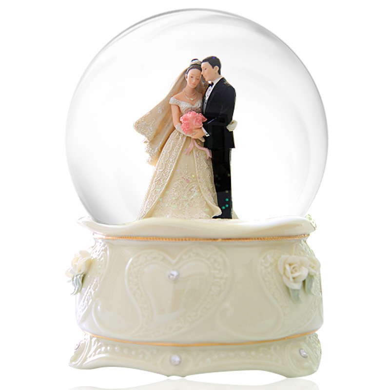 Resin 100mm romantic snow globe wedding souvenirs gifts favors dancing couple snow globe custom dancing couple snowball souvenir