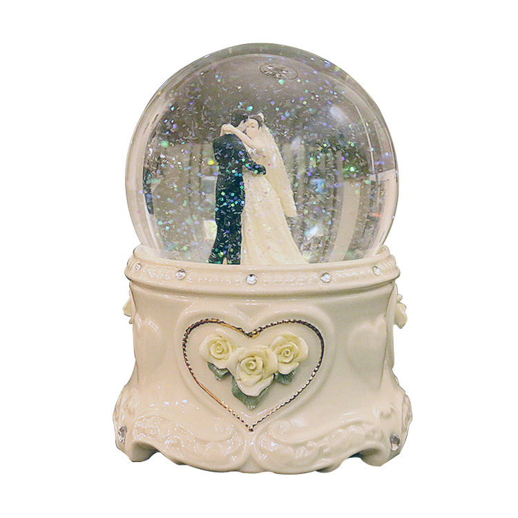 Resin 100mm romantic snow globe wedding souvenirs gifts favors dancing couple snow globe custom dancing couple snowball souvenir