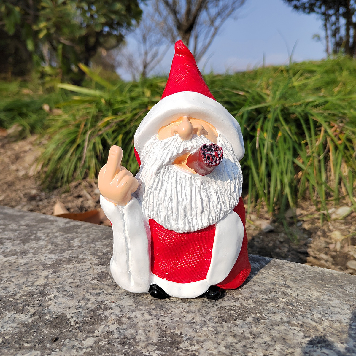 Creative Best Selling Home Garden Decoration Smoking Red Clothes White Beard Dwarf Friendly Resin Sculpture