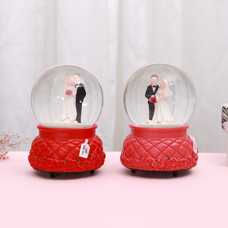 Custom Resin Couple Snow Globe Marry Souvenir Wedding Decoration Gift Glass Snow Globe Music Box With Blowing Snow