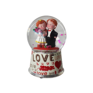 New product romantic musical spinning water globe custom resin wedding souvenir  music snow globe ornament