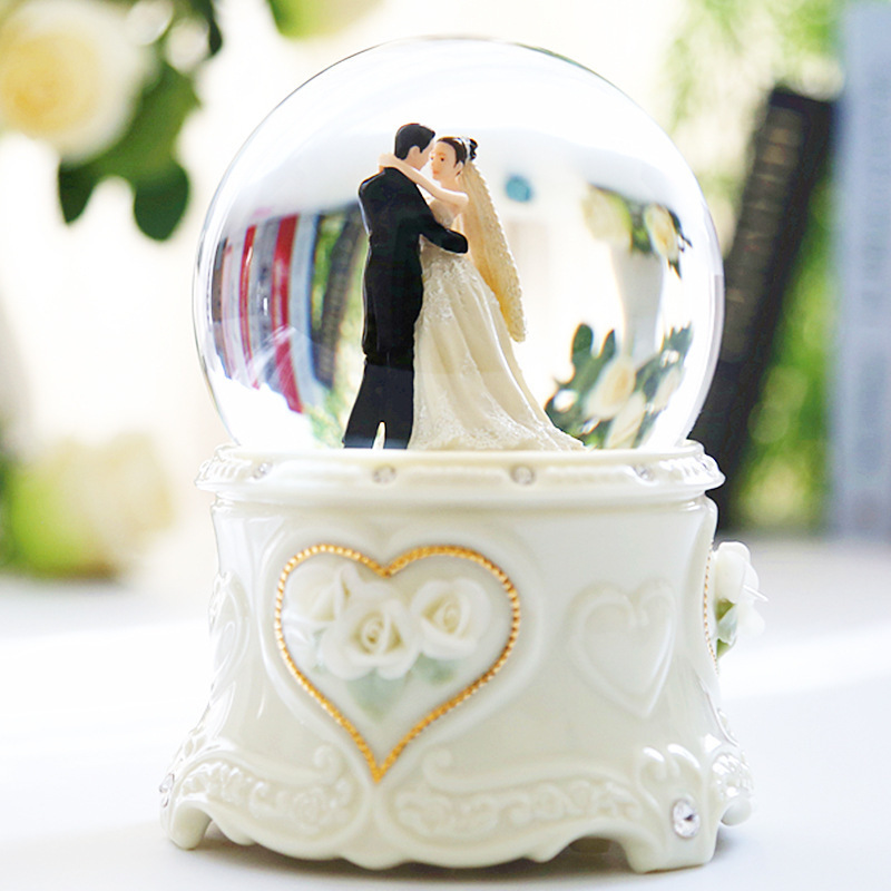 Resin 100mm romantic snow globe wedding souvenirs gifts favors dancing couple snow globe custom dancing couple snowball souvenir