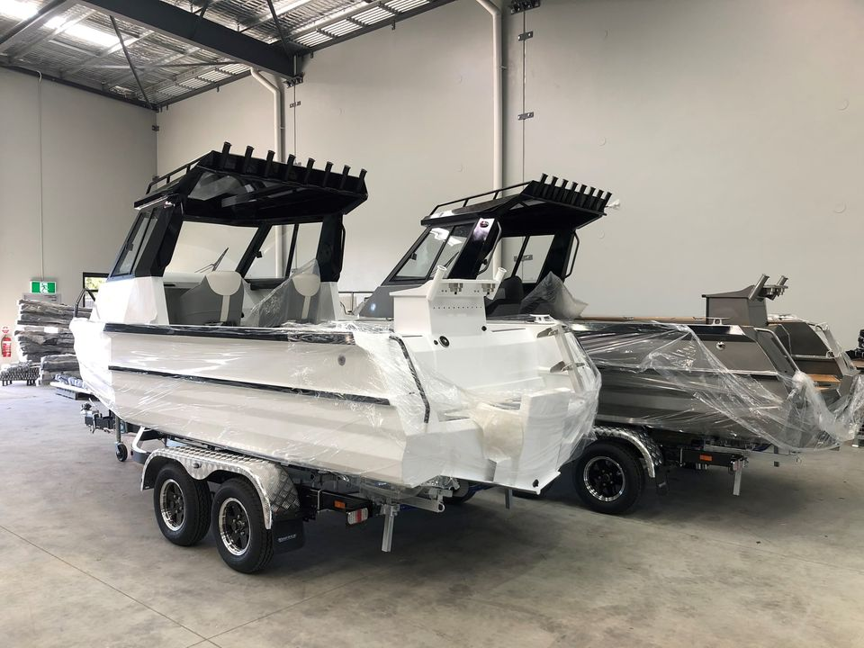 Factory direct sale 6m easy craft aluminum fishing boat with deep V pontoon hull and open cabin