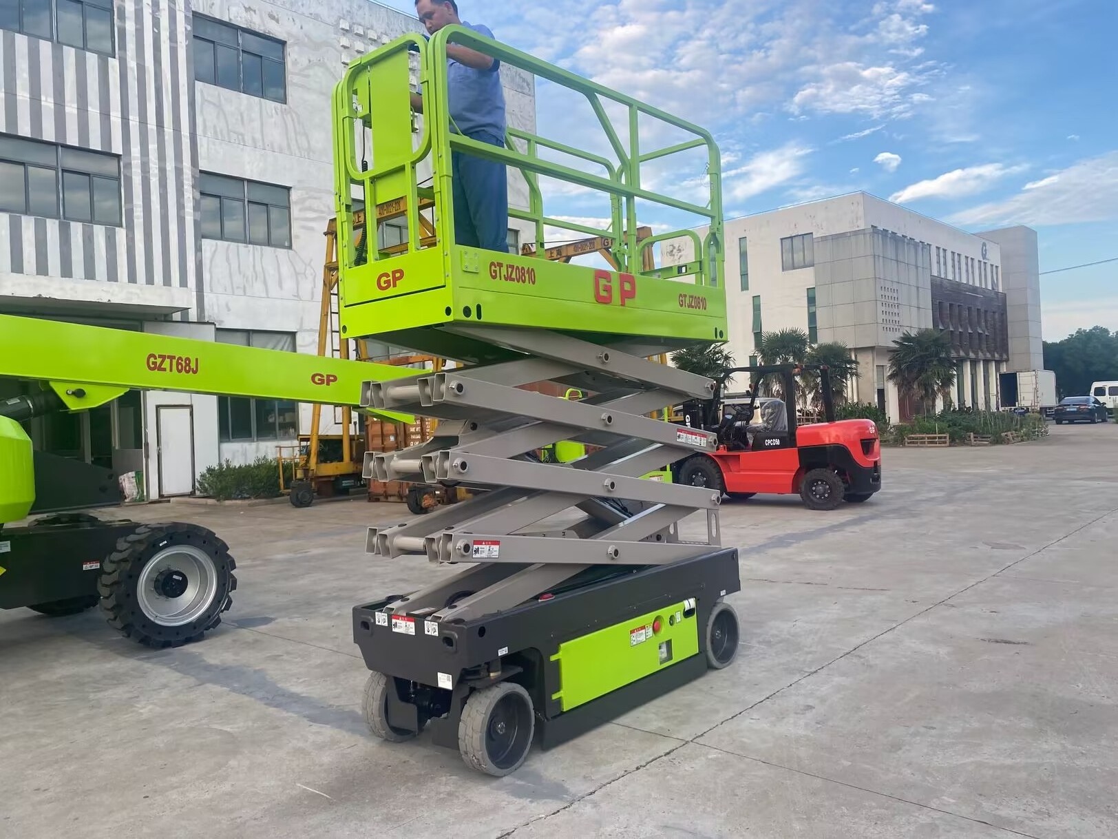 China Made Electric Mobile Hydraulic Scissor Lifting Platform for wheelchair Working Platform Price