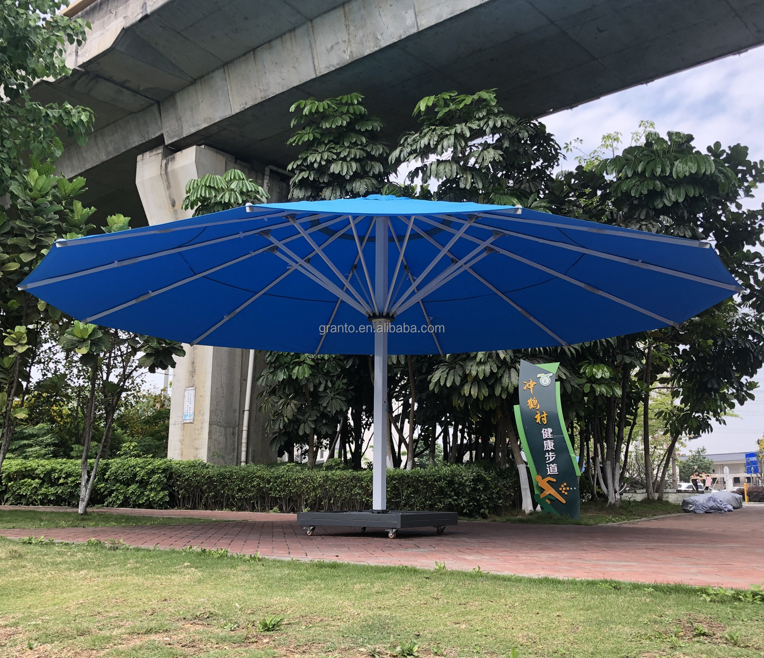 New arrive large middle parasol aluminium frame furniture poolside heavy duty umbrella with light