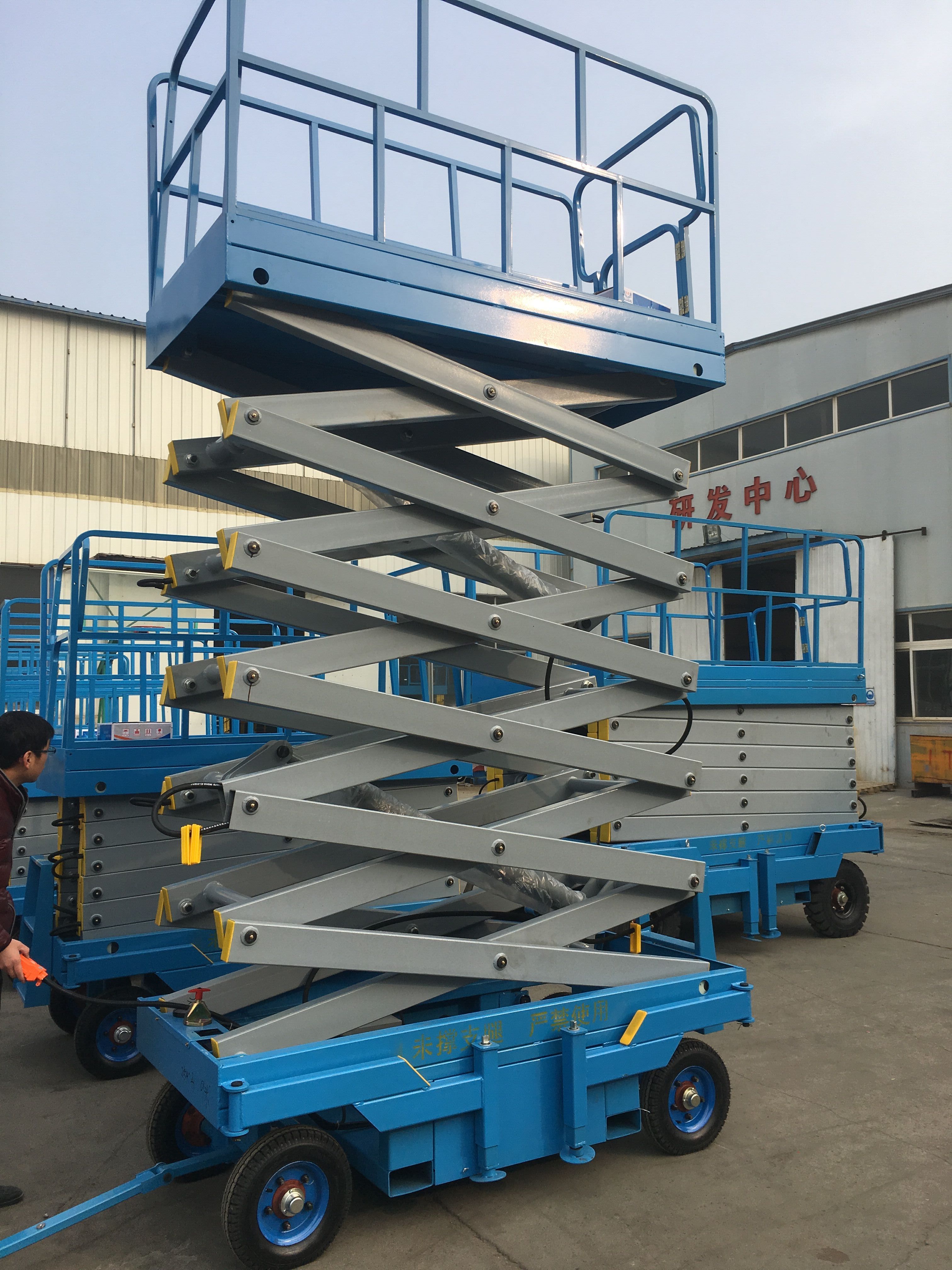 Movable  trailer mounted scissor lift electric hydraulic aerial work platform for rough terrain