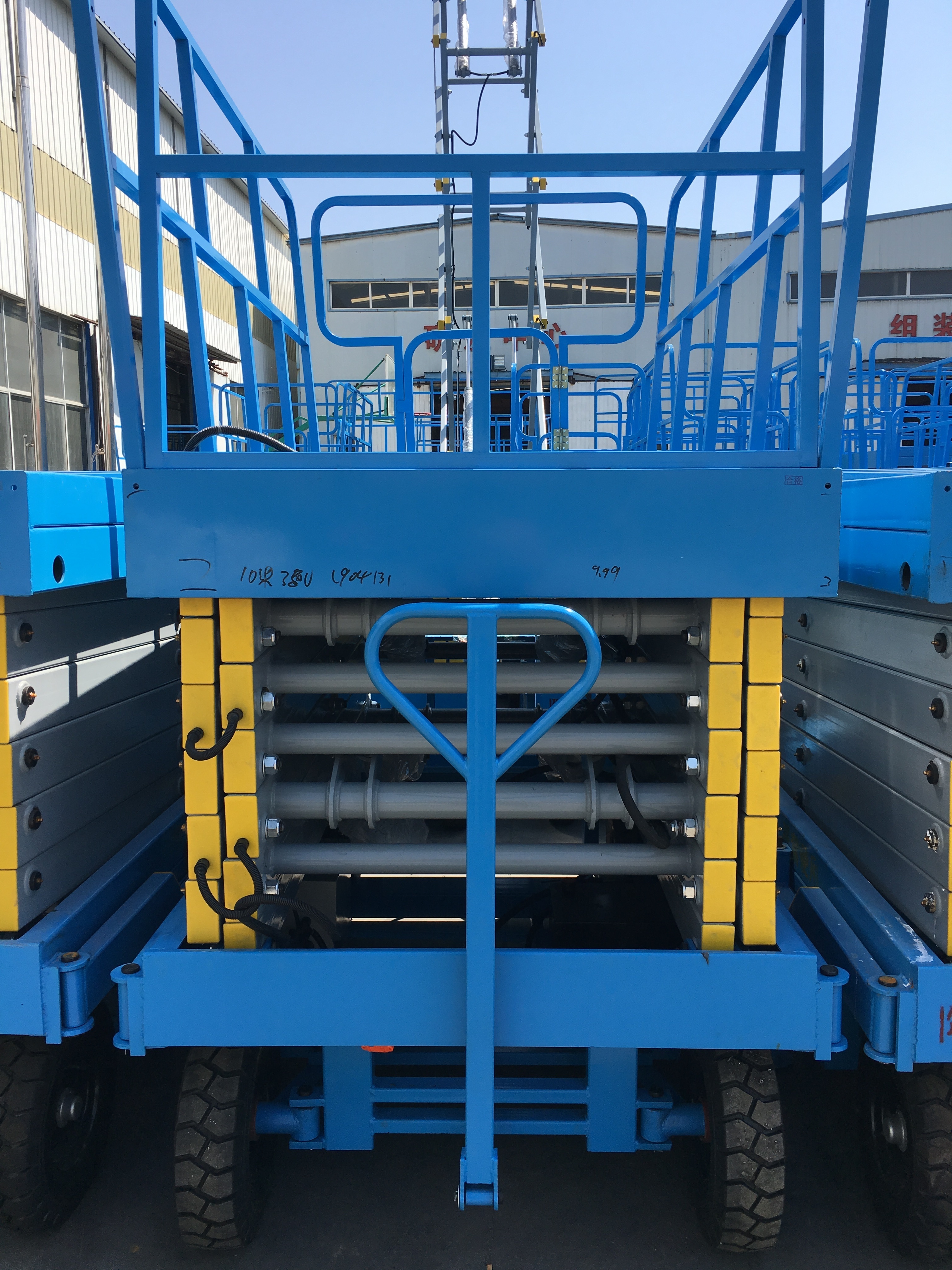 4-20m Lifting Height Trailer Mobile scissor lift Pneumatic tires Scissor lift table with free spare parts