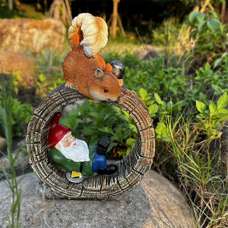 Indoor Outdoor Decoration Cute Polyresin Squirrel And Gnome Dwarf Statue Solar Lamp Garden Decorative