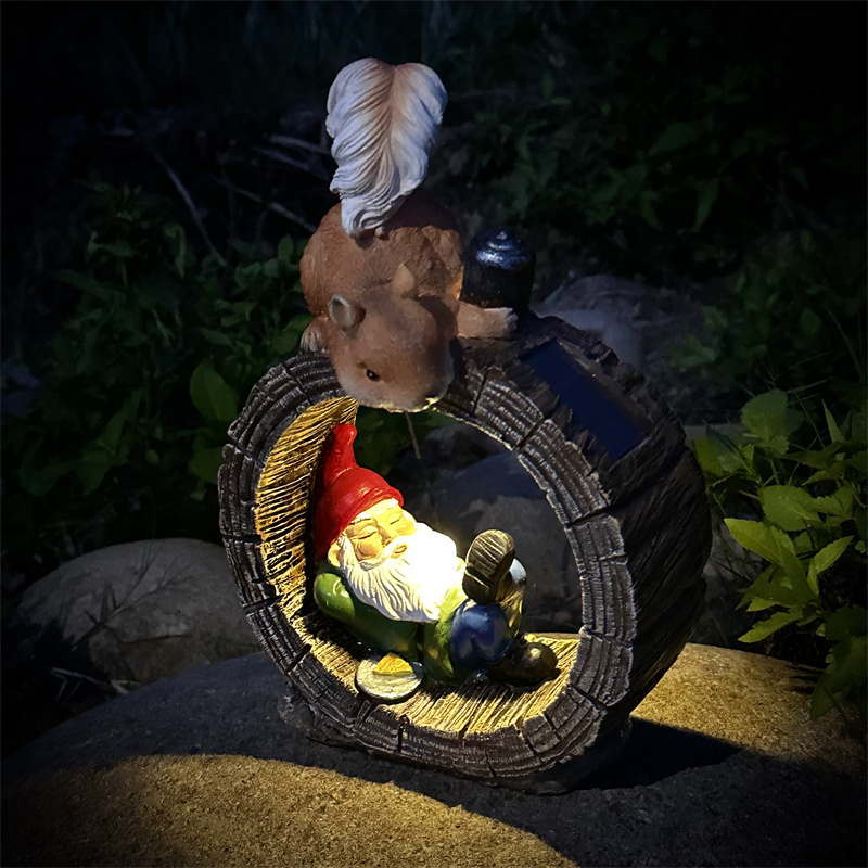 Indoor Outdoor Decoration Cute Polyresin Squirrel And Gnome Dwarf Statue Solar Lamp Garden Decorative