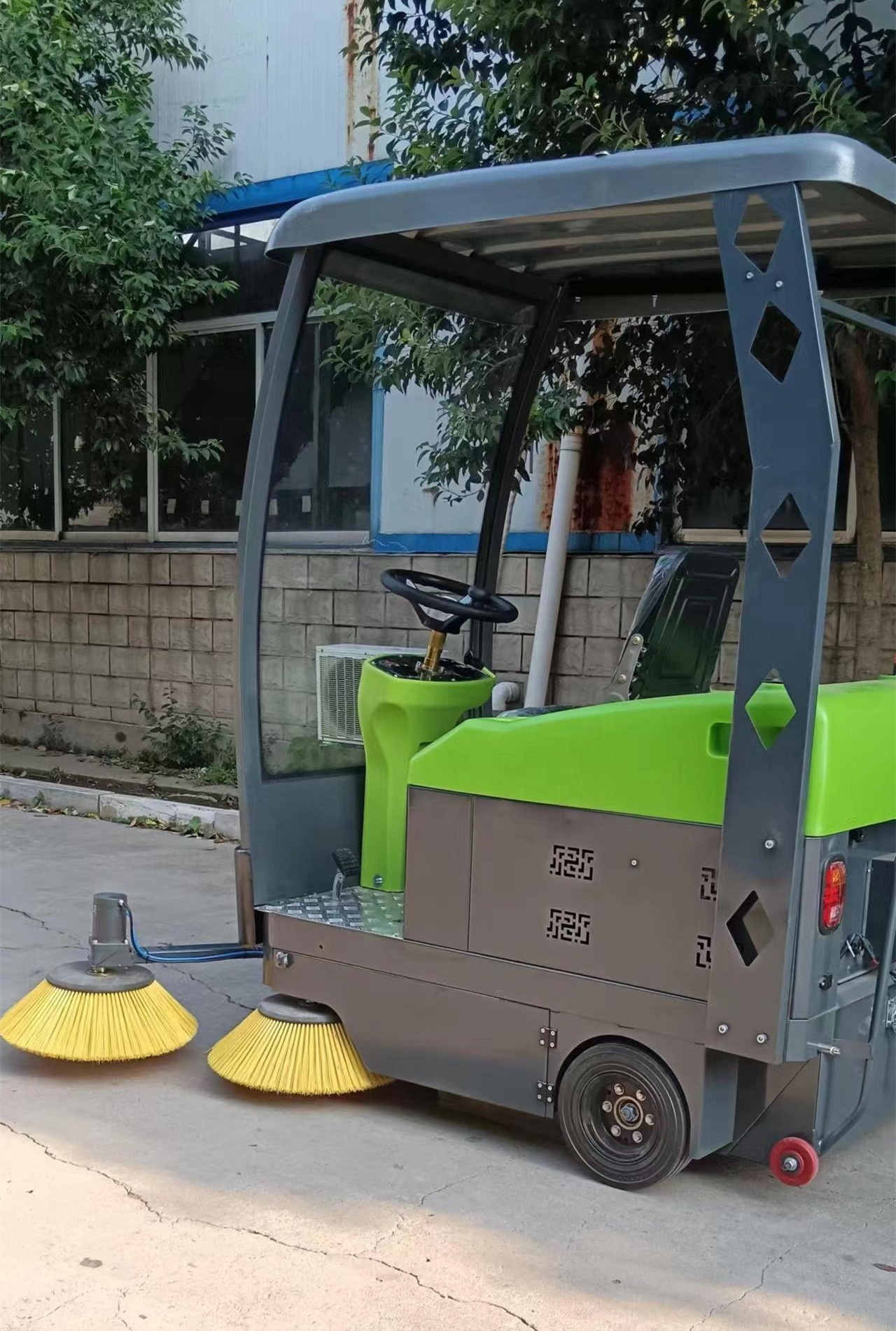 HCG-1800 Industrial Used Ride On Electric Street Road Sweeper Car Machine Price Floor Cleaning Sweeping Truck