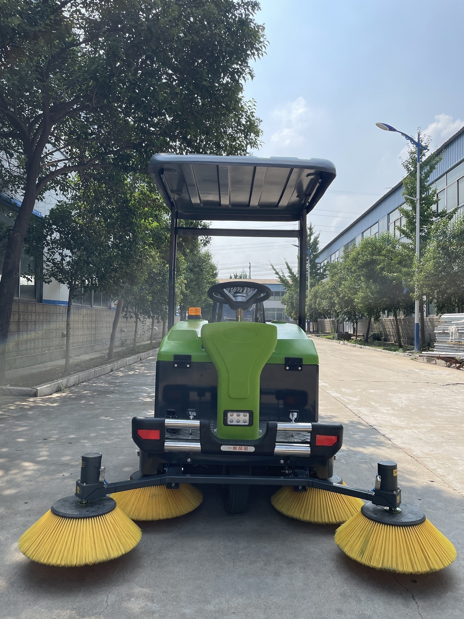 HCG-1800 Industrial Used Ride On Electric Street Road Sweeper Car Machine Price Floor Cleaning Sweeping Truck