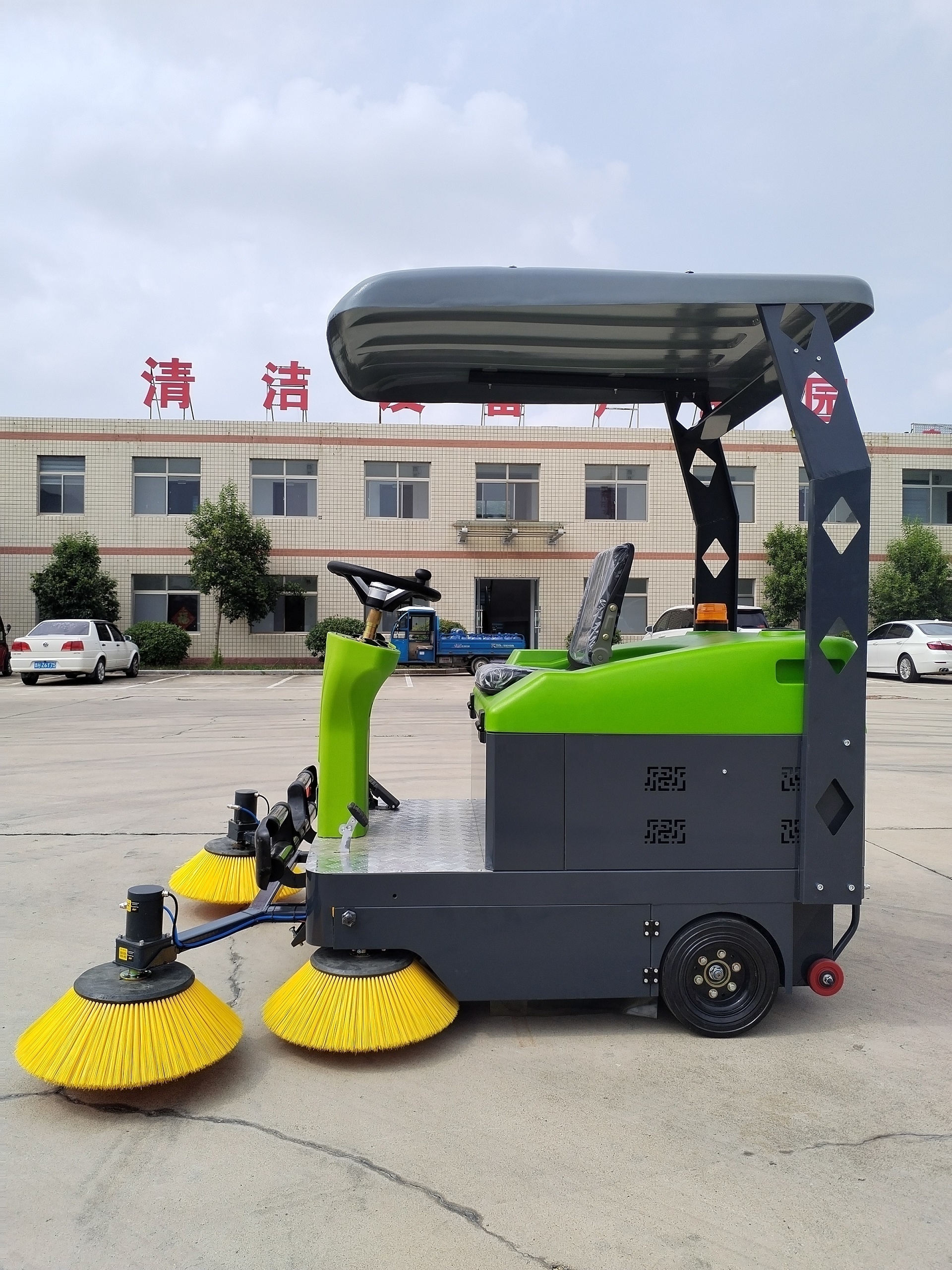 HCG-1800 Industrial Used Ride On Electric Street Road Sweeper Car Machine Price Floor Cleaning Sweeping Truck