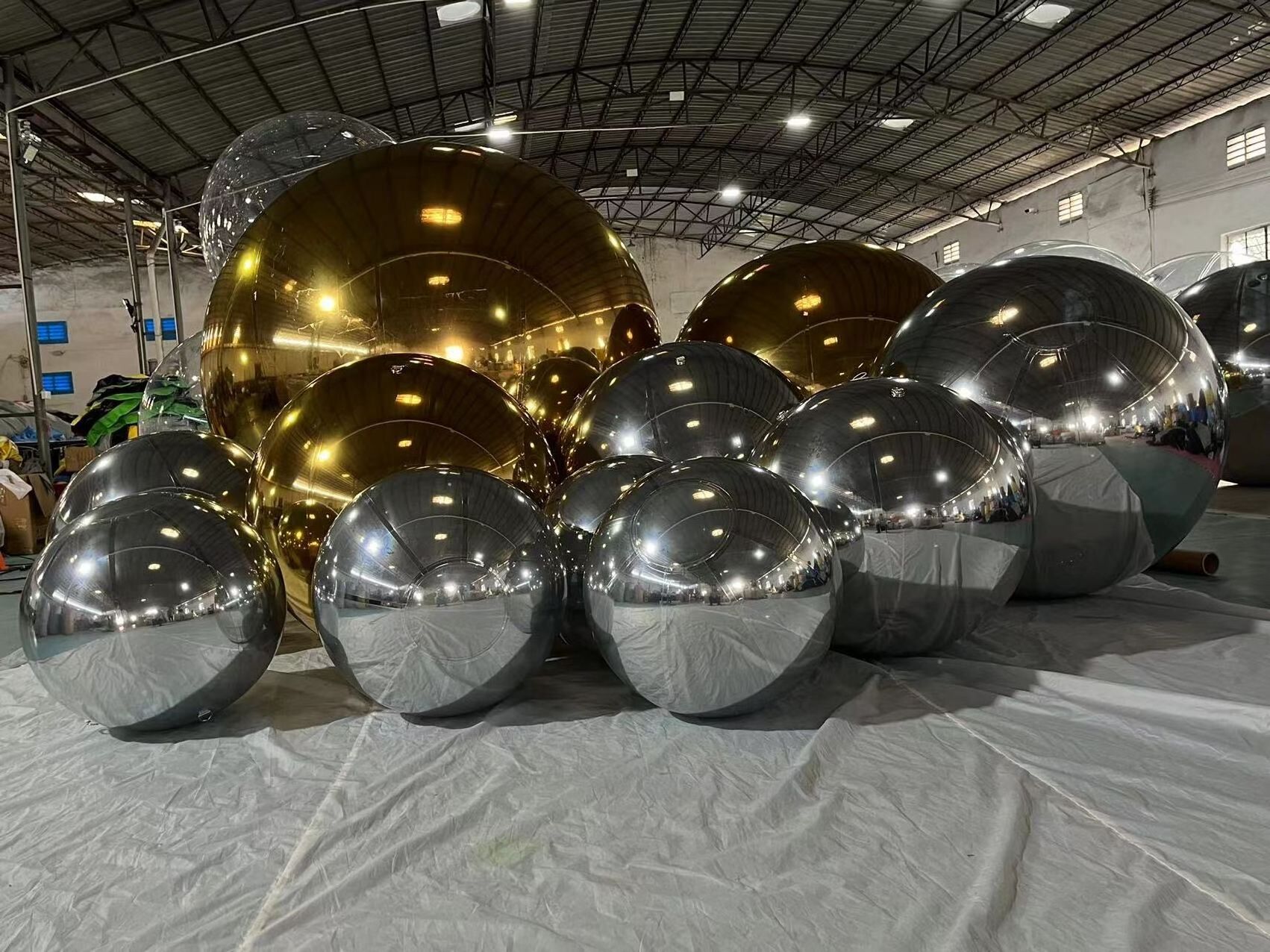 Giant Inflatable Mirror Ball For Christmas Wedding Party Decor - Silver Pvc Big Shiny Balls Inflatable Reflective Mirror Sphere