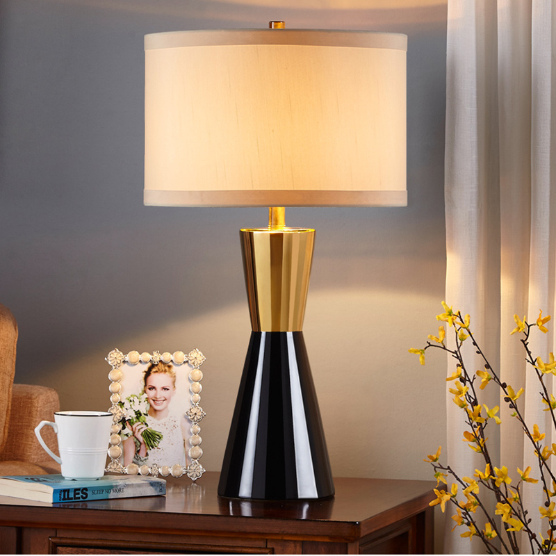 Modern Luxury Faceted Corner Column Crystal Table Lamp for Hotel Home Living Room Decoration Desk Light with White Lampshade