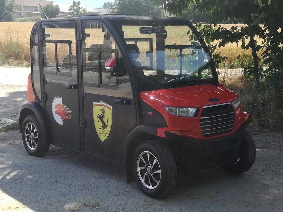 electric 4 seats closed golf cart with air conditioner AC system 5kw motor 40km/h with rear golf bag holders GEL battery