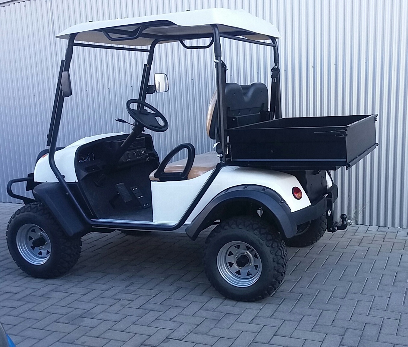 Middle East popular 4 by 4 4WD  four wheel drive electric hunting golf cart with rear flip seat or cargo tray  in desert farms