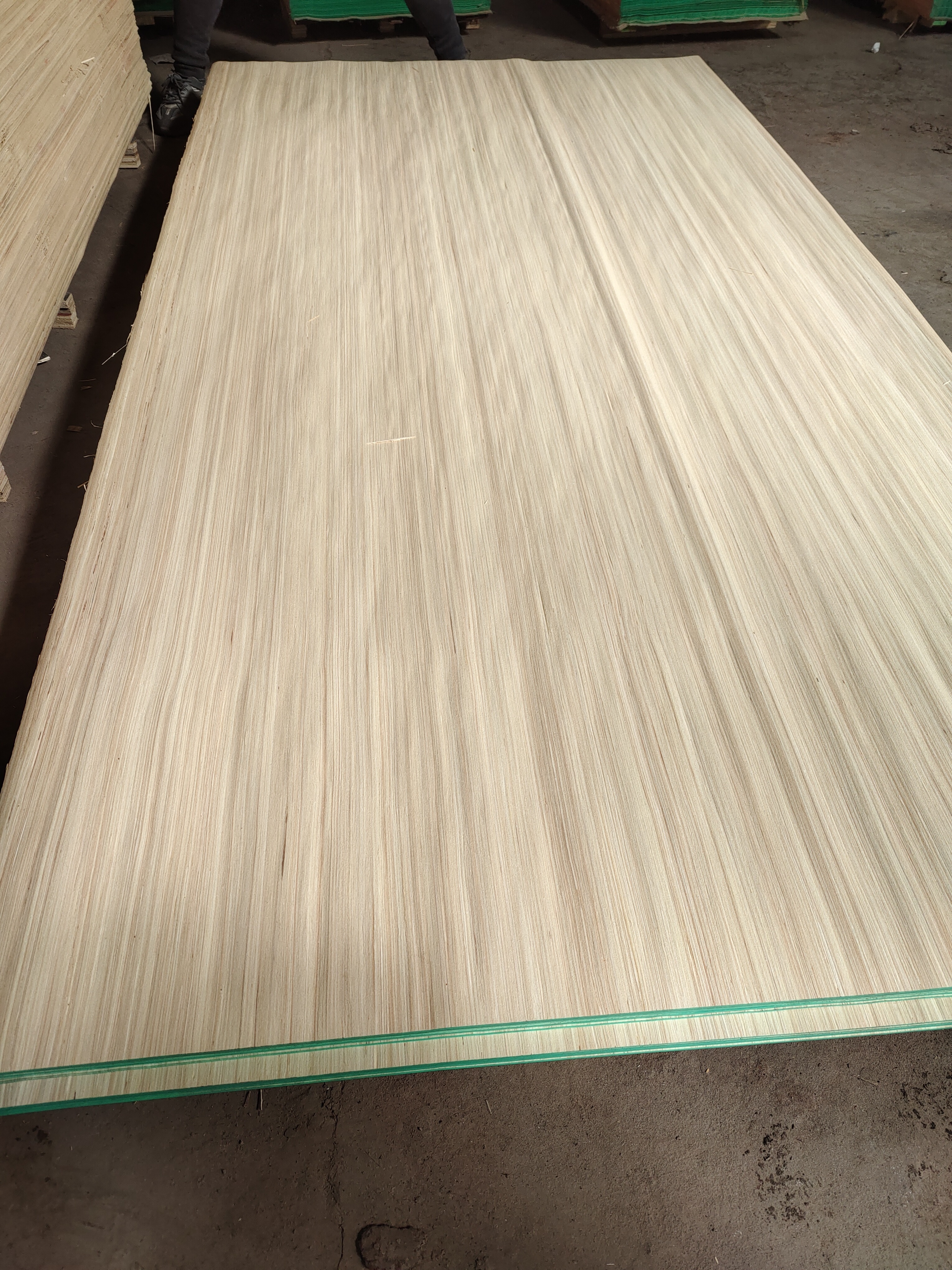 Factory Supply Artificial 0.4MM 0.5MM Red Keruing Engineered Wood Veneer 640mm * 2500mm Size For Plywood