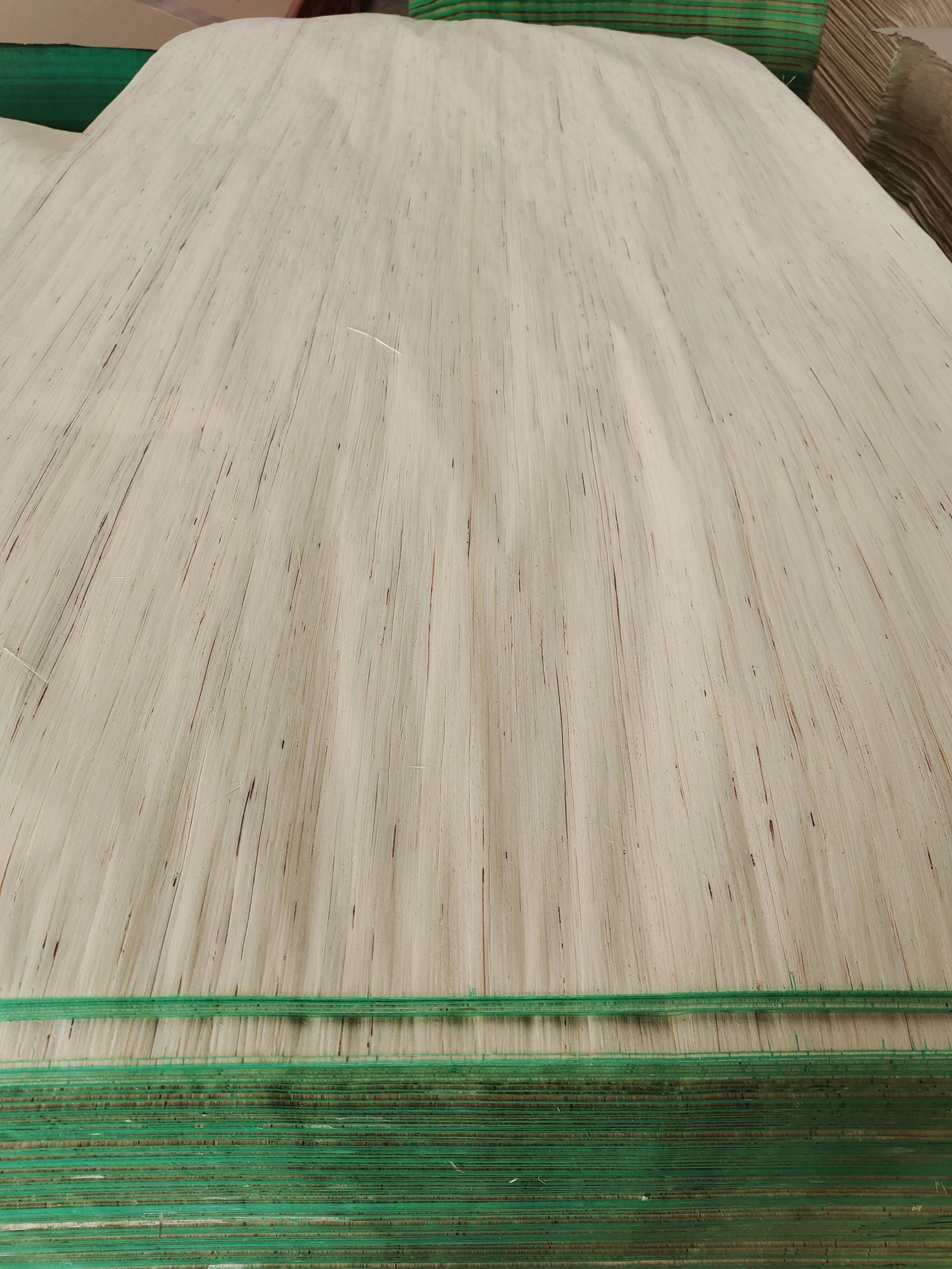 Factory Supply Artificial 0.4MM 0.5MM Red Keruing Engineered Wood Veneer 640mm * 2500mm Size For Plywood