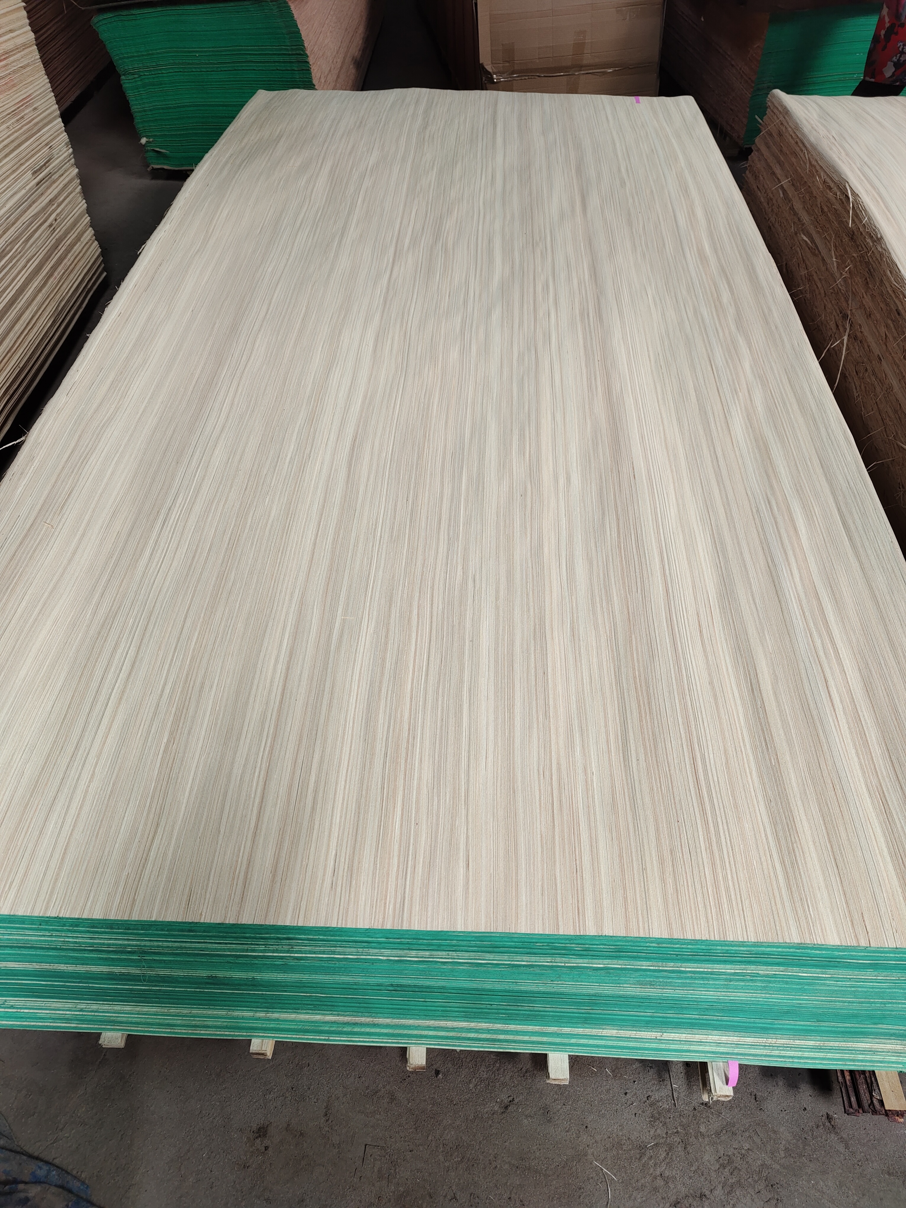 Factory Supply Artificial 0.4MM 0.5MM Red Keruing Engineered Wood Veneer 640mm * 2500mm Size For Plywood