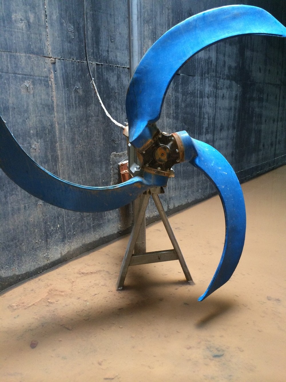 LFP submersible flow propeller banana mixer in FRP for oxidation application