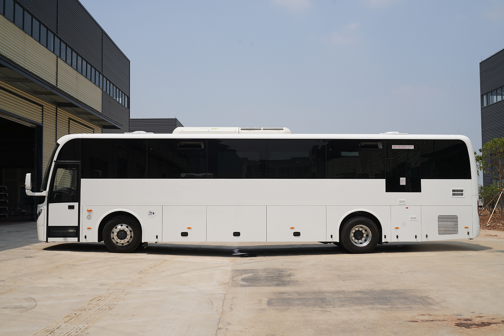 Guangtong 12m manual 57+1 seater tourist luxury coach Bus diesel vip seats tour autobus Made in China