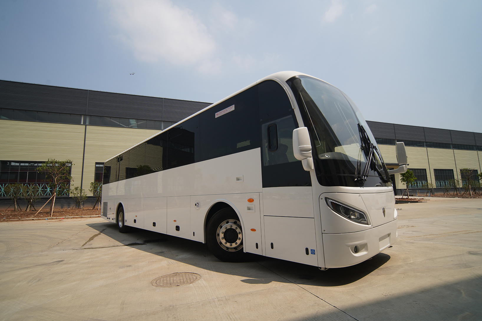 Guangtong 12m manual 57+1 seater tourist luxury coach Bus diesel vip seats tour autobus Made in China