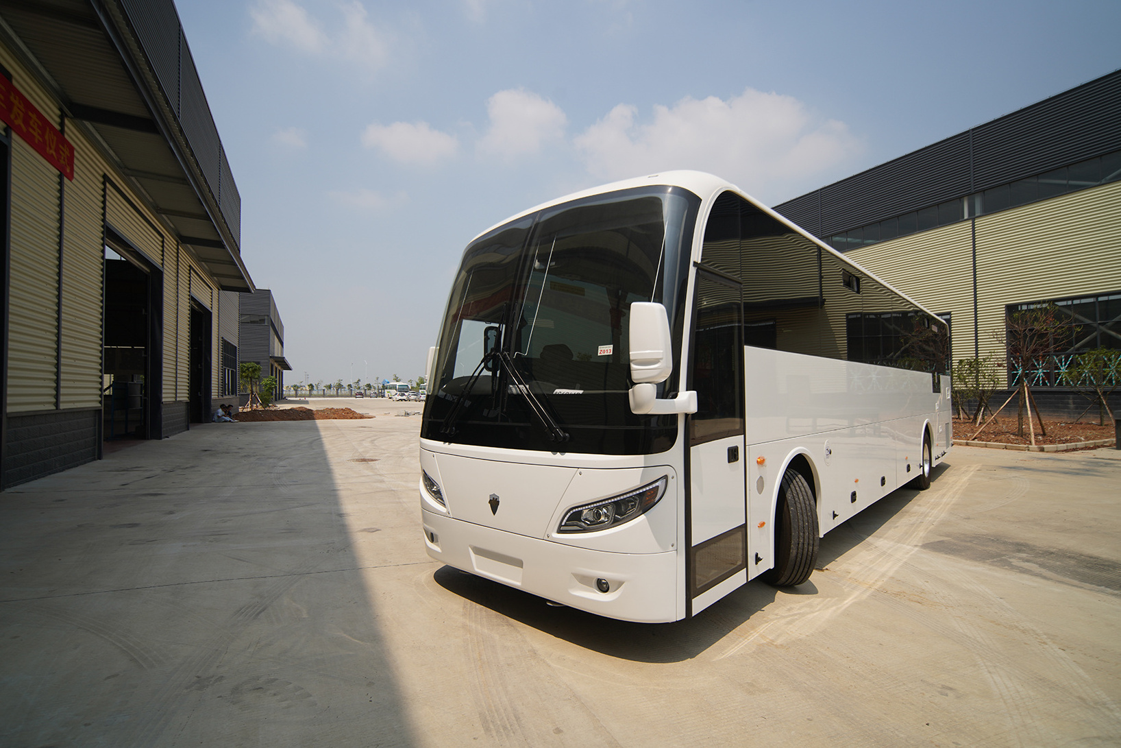 Factory price Elegant appearance large space 10m luxury medium bus 45 places coach bus manual rhd customized 12m bus