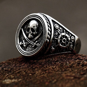 Anillo de calavera de acero inoxidable Stainless steel pirate skull ring punk style hip-hop titanium steel men's finger ring