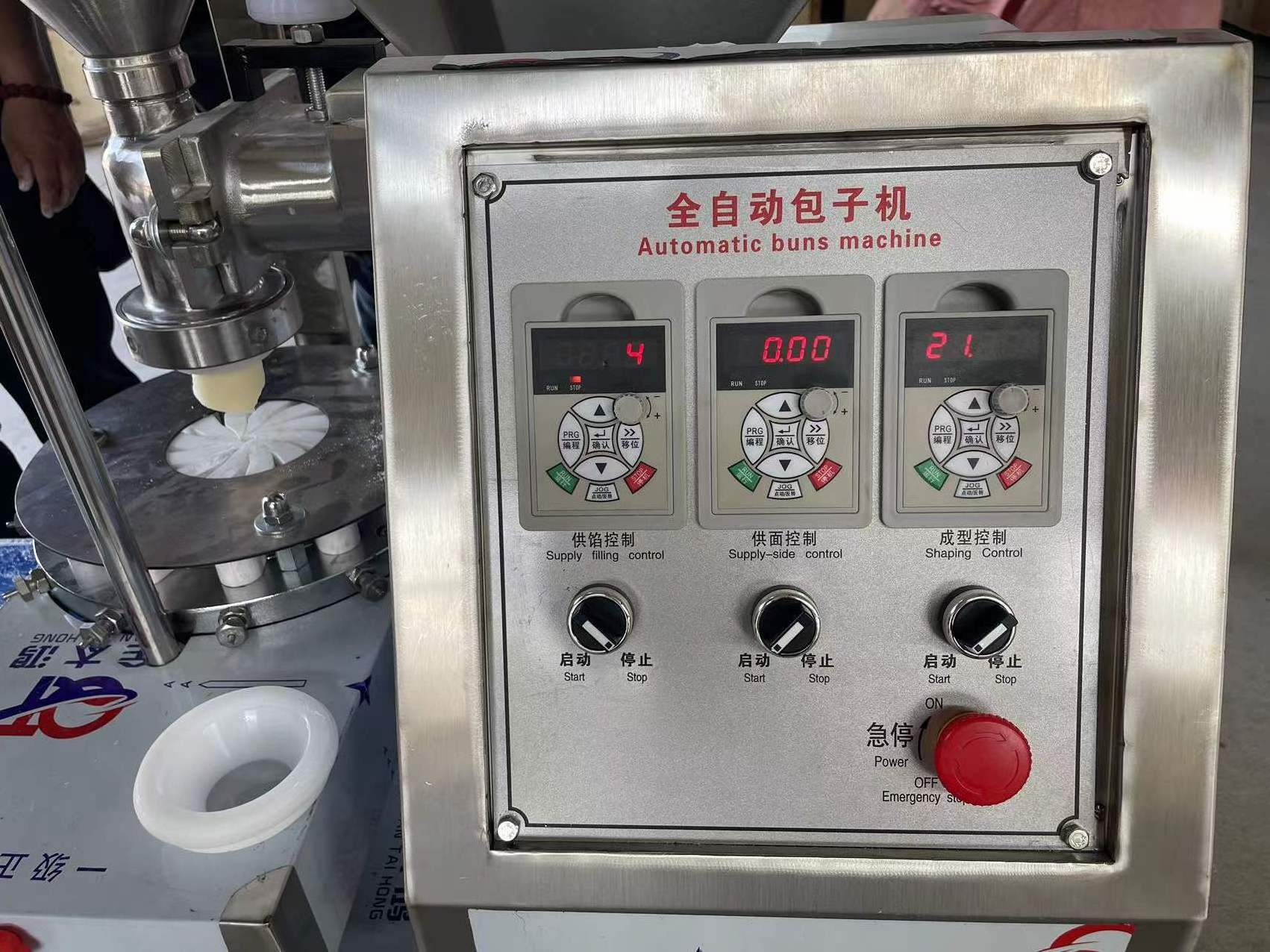 Automatic Vegetable Stuffed Steamed Bun Filling Momo Making Machine