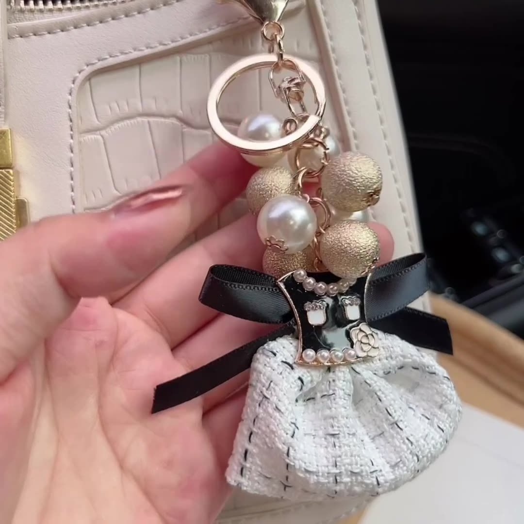 Personalized Queen Style Car Keychain Ring New Design Charm Girls' Bags Accessories Bow Pearl Dress Keychain