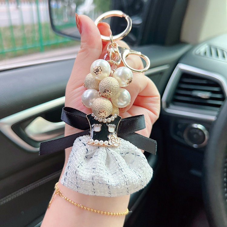 Personalized Queen Style Car Keychain Ring New Design Charm Girls' Bags Accessories Bow Pearl Dress Keychain