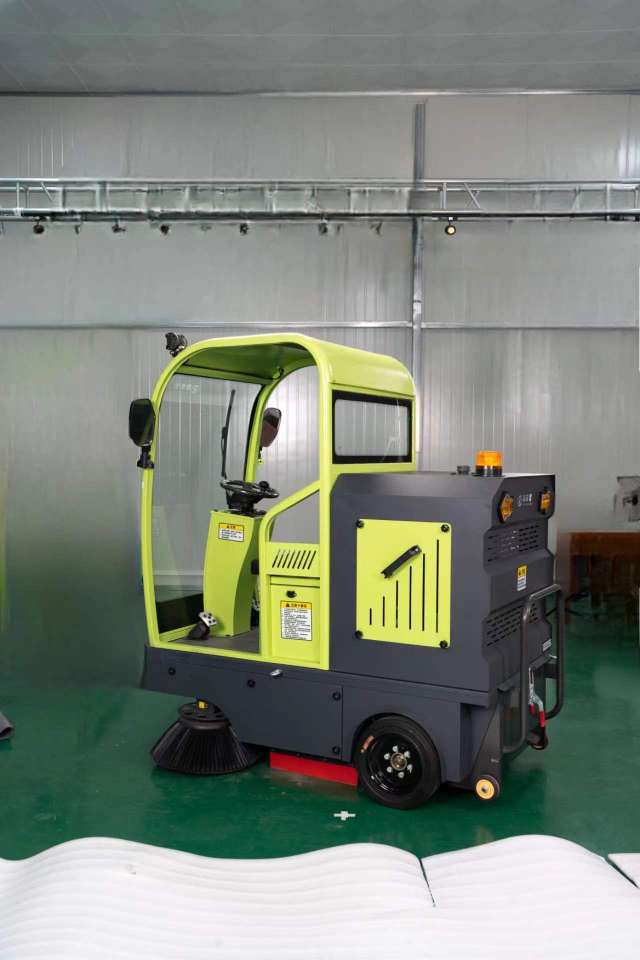 ZMX-S1400A  Multi purpose cleaning machine diesel compact street sweeper diesel road sweeper