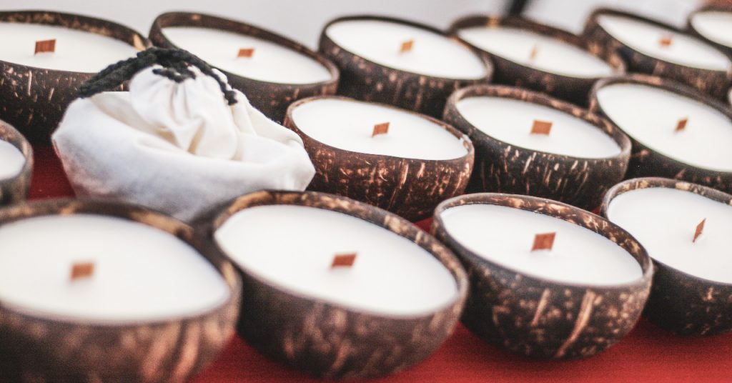 Wholesale private label coconut bowl candle wood wick custom natural soy coconut shell candle aromatherapy coconut candle