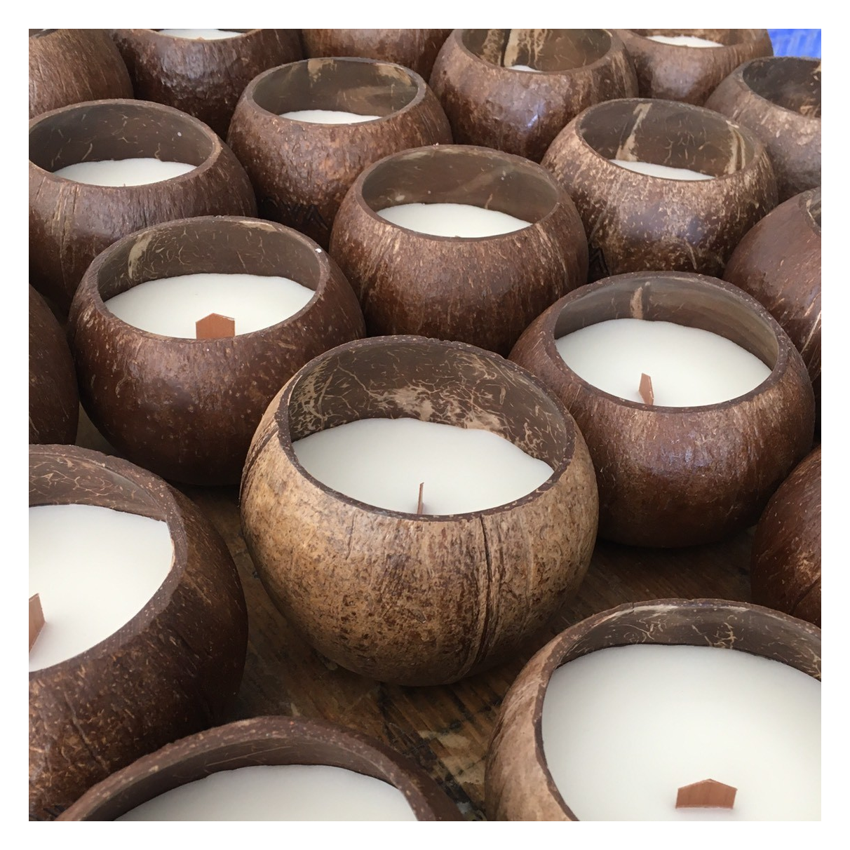 Wholesale private label coconut bowl candle wood wick custom natural soy coconut shell candle aromatherapy coconut candle