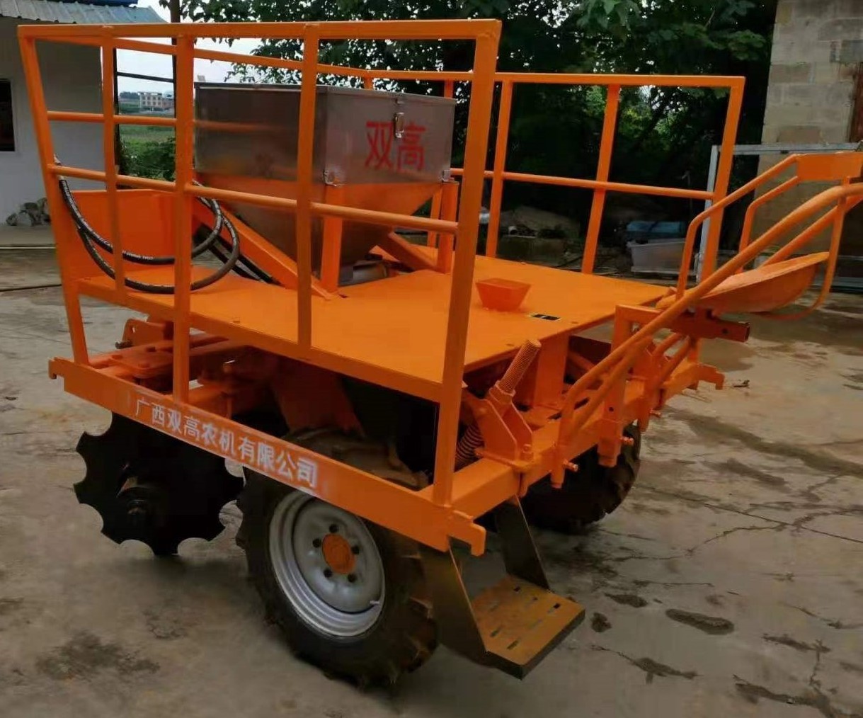 Factory direct supply one row planting Ridging multi function Cassava Agricultural machine Professional Cassava Planter