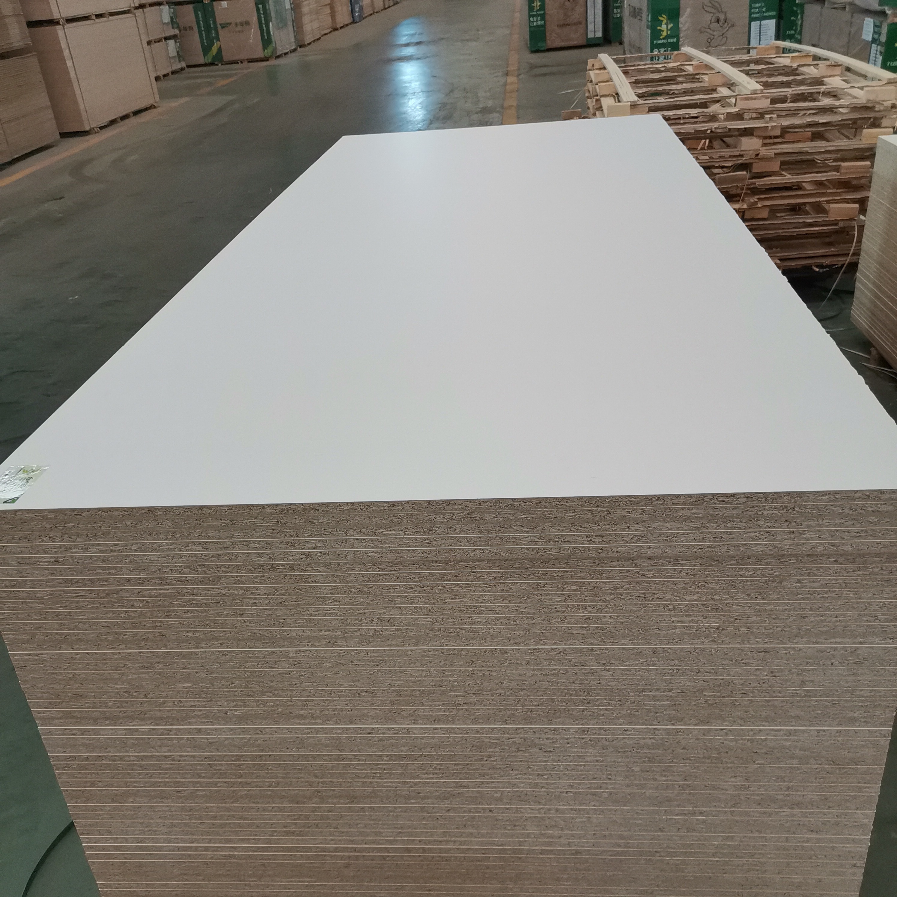 High Quality Laminated 18mm Raw Wood Melamine Chipboard Furniture Particl Board Particleboard Veneer