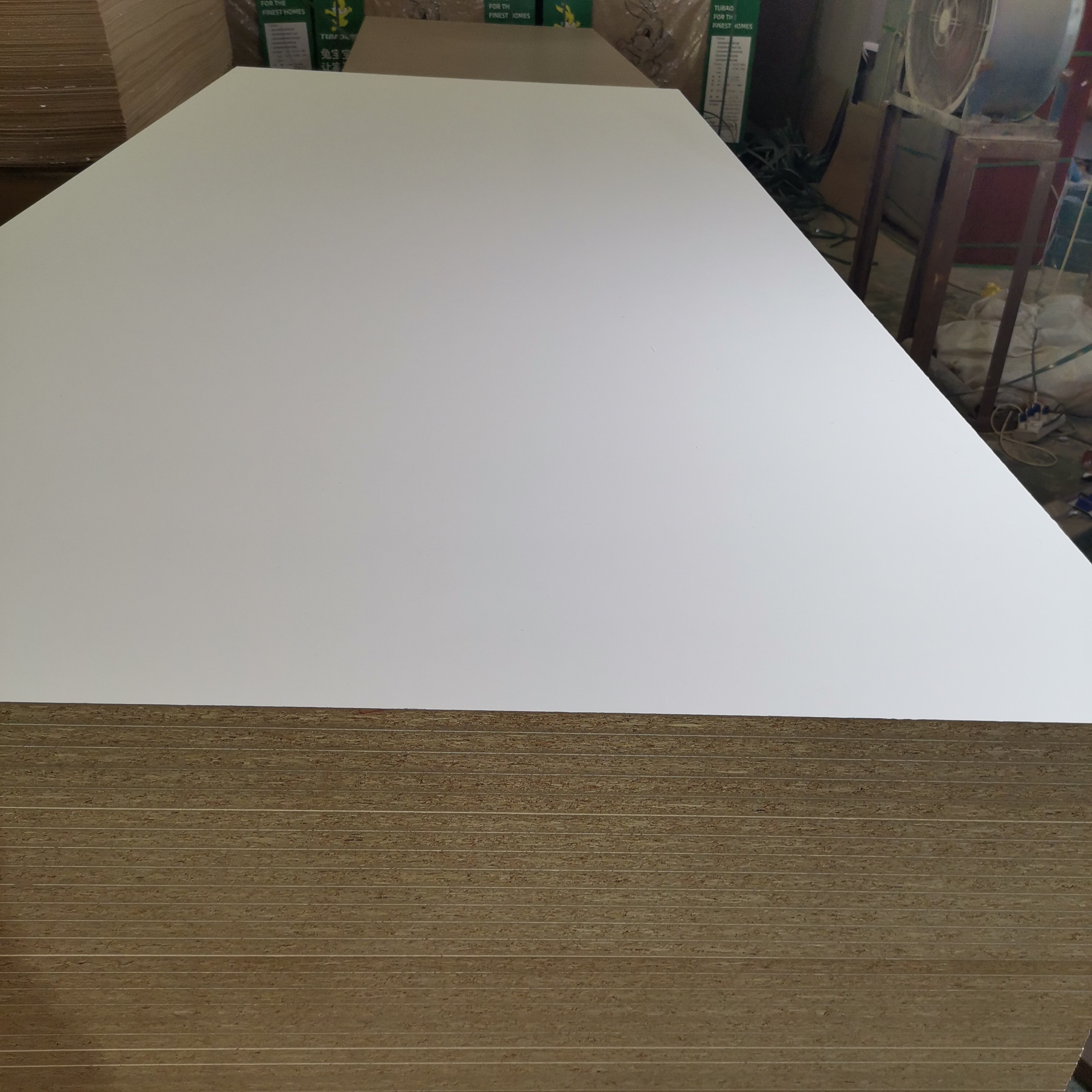 High Quality Laminated 18mm Raw Wood Melamine Chipboard Furniture Particl Board Particleboard Veneer