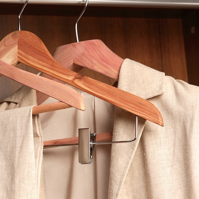 2021 High Quality 100% Natural Cedar Wood Hanger Clothes Suit Coat Hangers with Clips Hangers