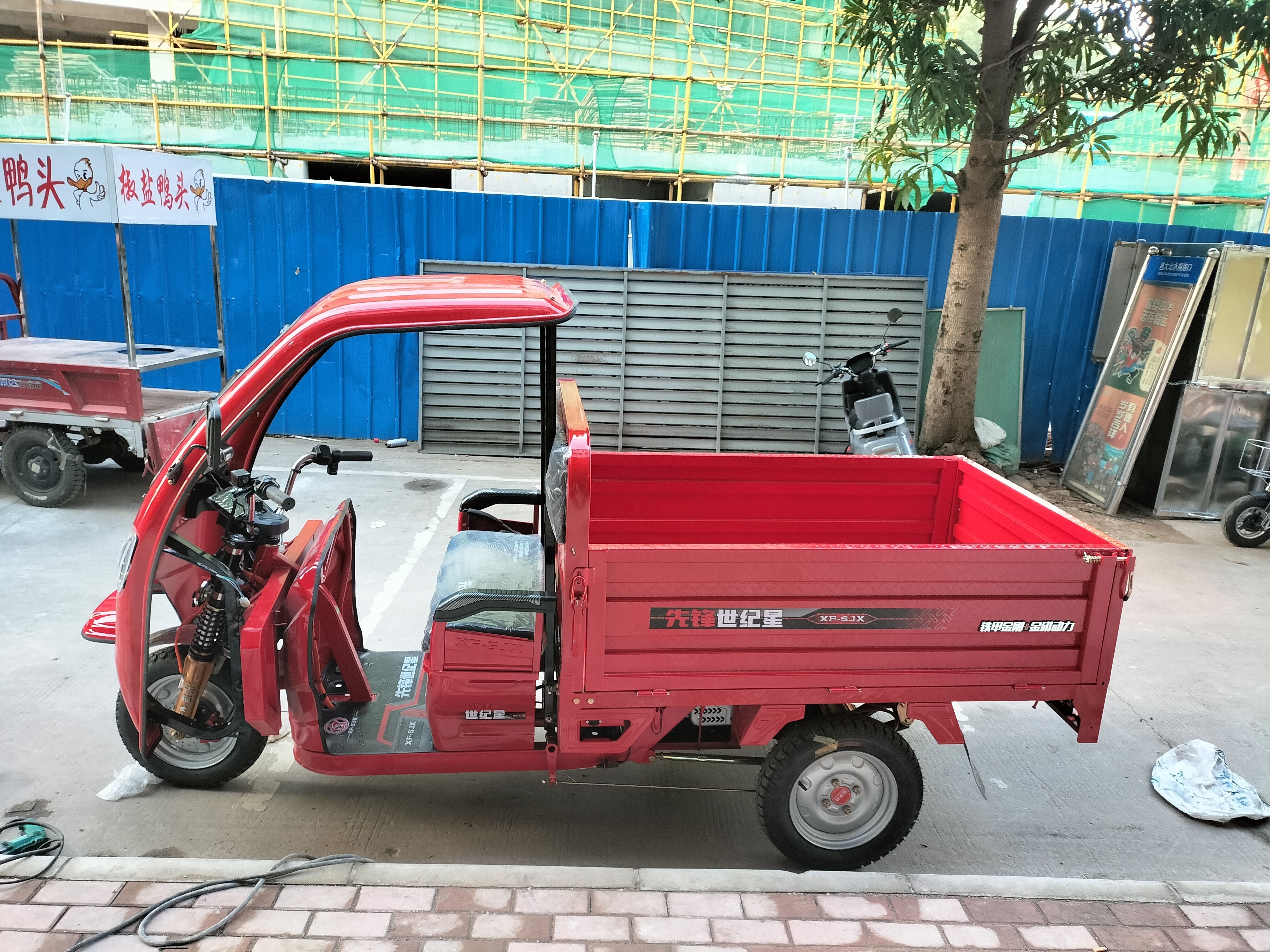 2024 Cheap electric auto rickshaw Power 3 wheel triciclo electrico rickshaw Cargo trike Electric bike with cabin for adulto