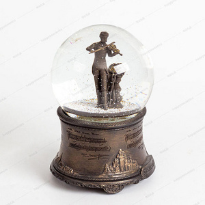 2024 OEM ODM Modern 100mm Crystal Ball Music Box Custom Snow Globe Austria Antique Musician Violinist Strauss Figure Crafts