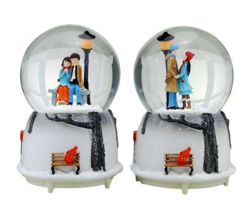 Wholesale Hotsale Clear Resin Water Globe Dancing Couple Light Crystal Music Box Snow Sculpture Gift