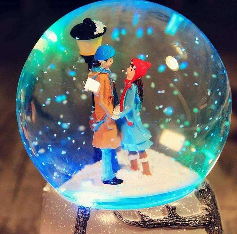 Wholesale Hotsale Clear Resin Water Globe Dancing Couple Light Crystal Music Box Snow Sculpture Gift