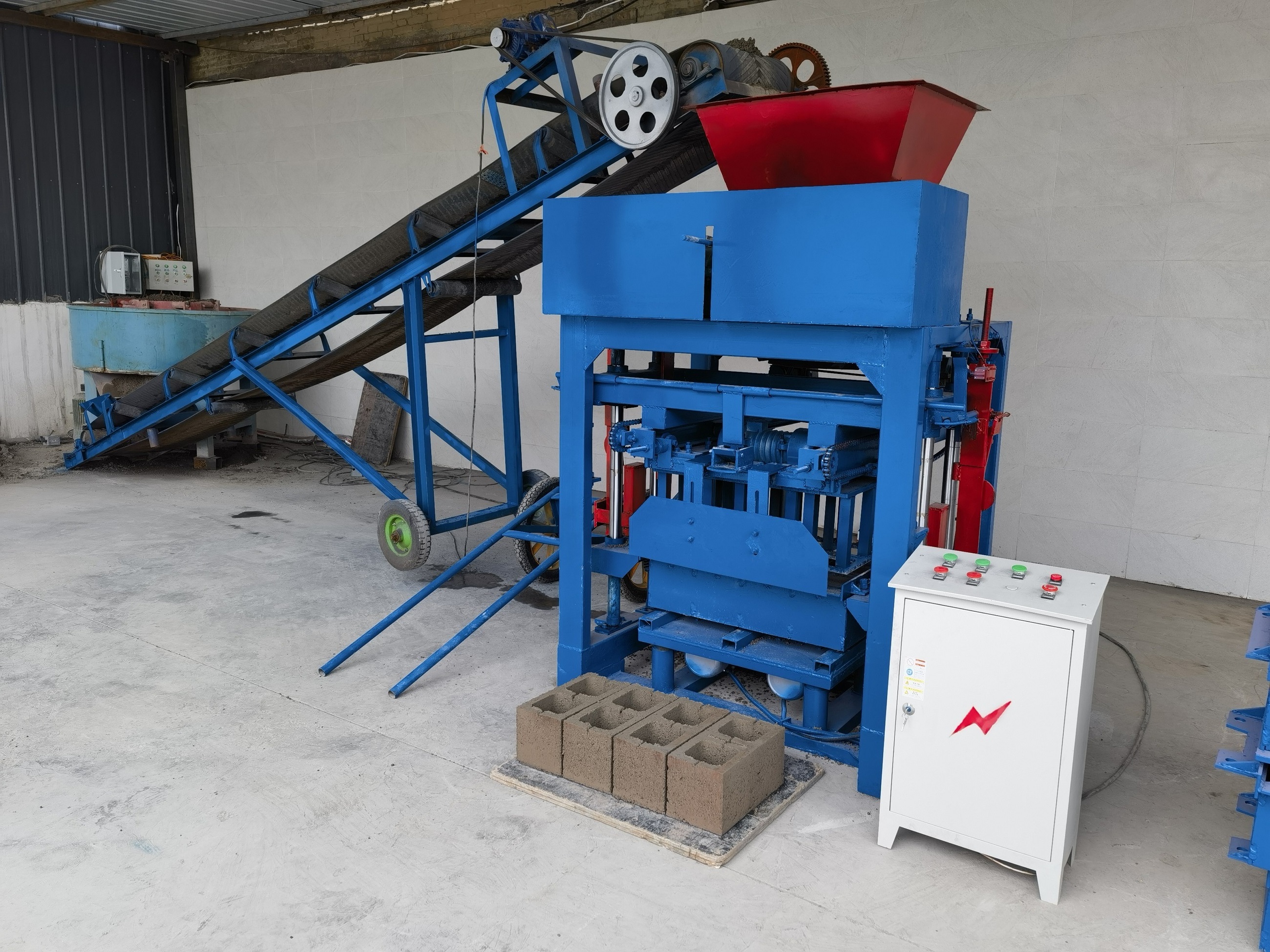 Best Selling Ghana KM4-40 Semi-automatic Concrete Block Baking-free Brick Machine with Hopper for Producing Standard Bricks