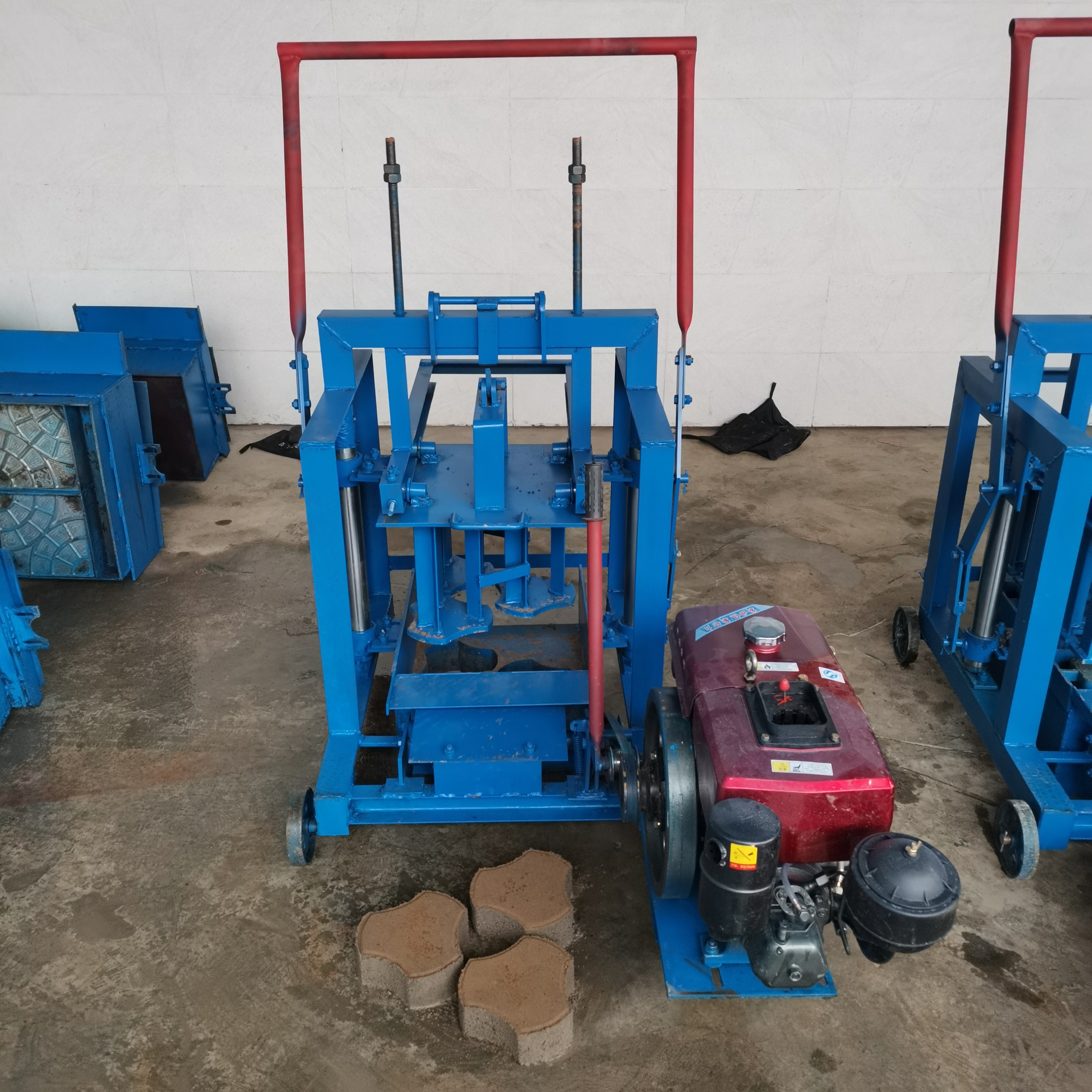 Mobile Design KM2-45 Diesel Engine Type Small Manual Concrete Block Brick Machine LWH Solid Bricks Produce 400-150-200mm 380