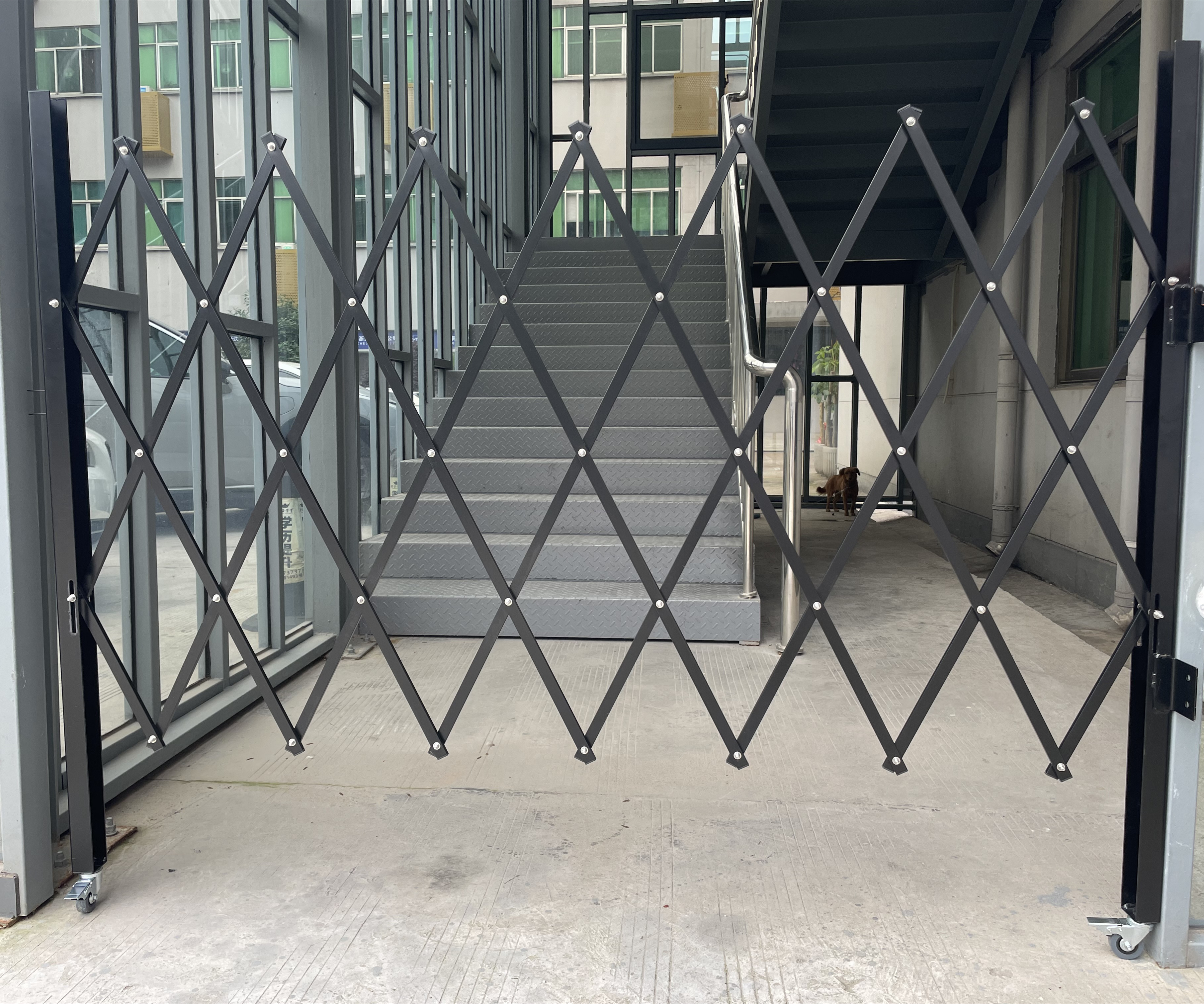 Portable Steel Accordion Retractable Security Scissor Gate Expanding Folding Metal Aluminum Fence Barricade