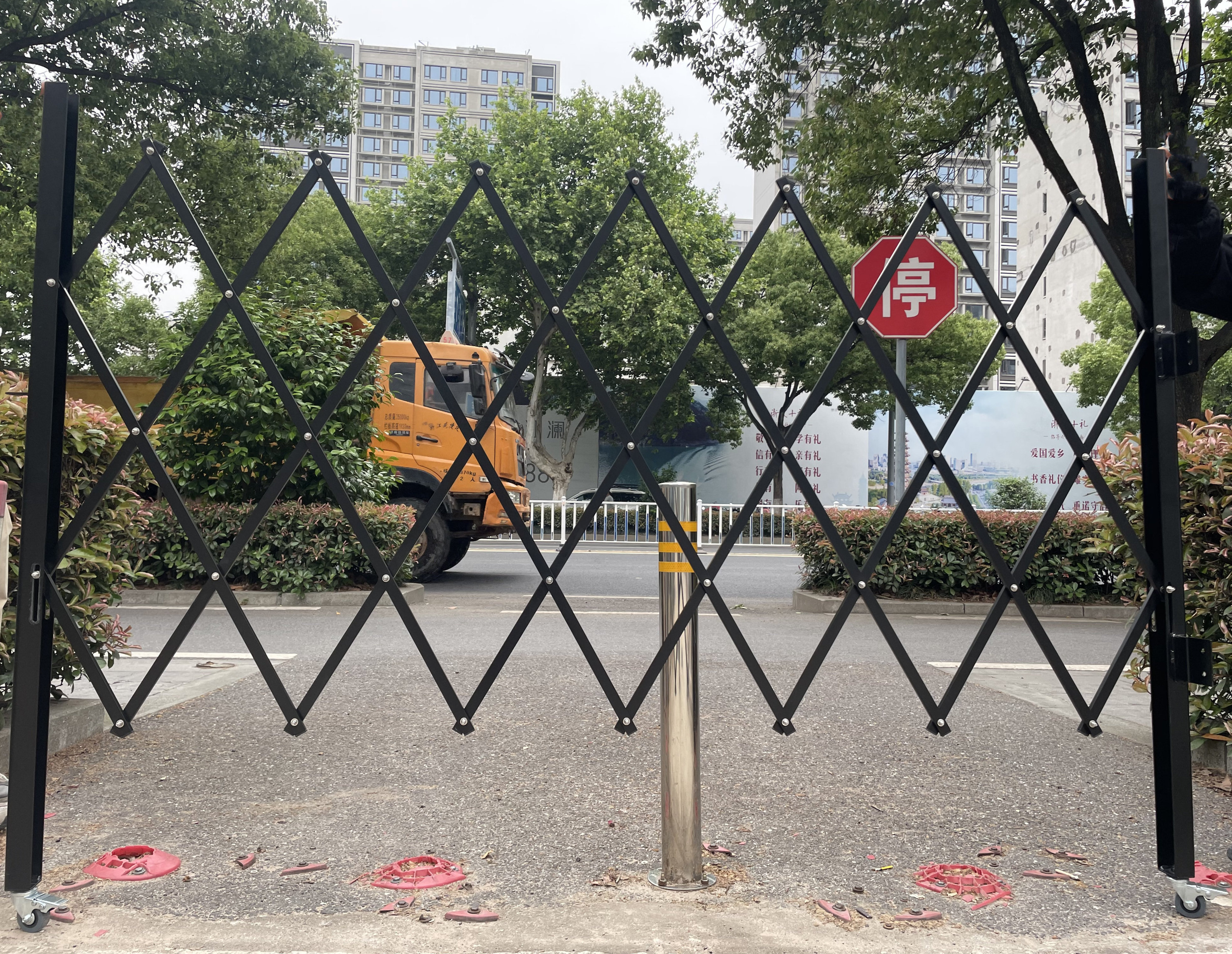 Portable Steel Accordion Retractable Security Scissor Gate Expanding Folding Metal Aluminum Fence Barricade